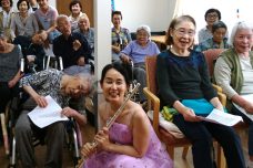 複数の入居者が集まるレクリエーション活動の様子。手作業や交流の時間
