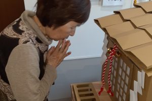 入居者が手作り工芸品に取り組む様子。認知機能維持のためのレクリエーション活動